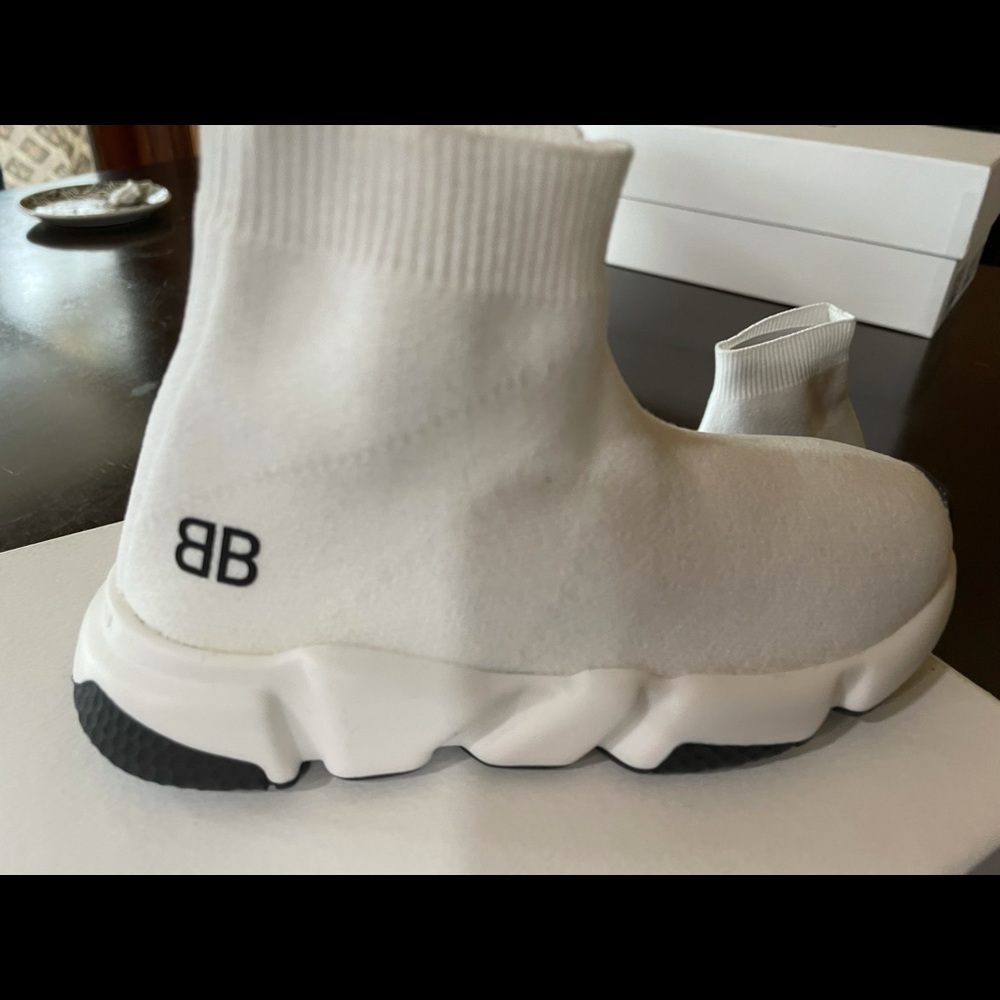 Girl shoes white
